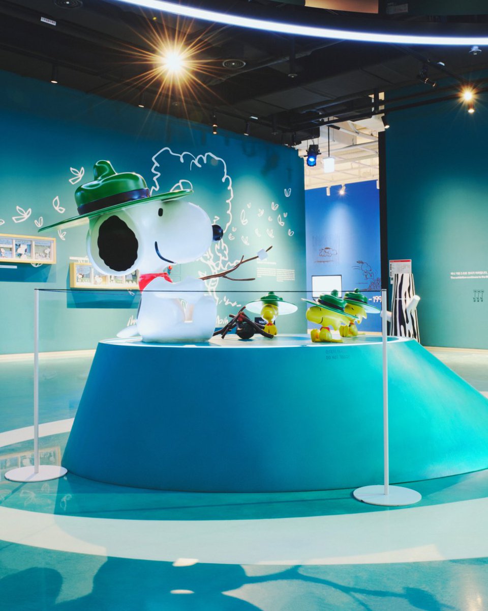 VisitaCorea's tweet photo. Snoopy Garden, un rincón lleno de naturaleza y emociones en la isla de Jeju 🌿

Snoopy Garden es un parque temático inspirado en el universo de Peanuts, donde los visitantes pueden disfrutar de exposiciones, jardines y senderos rodeados por la naturaleza de la isla de Jeju. Es un lugar perfecto para relajarse, tomar fotografías y redescubrir los entrañables personajes de Snoopy y Charlie Brown.

Cada estación del año ofrece un paisaje diferente, por lo que siempre hay algo nuevo que descubrir. Tanto si viajas en familia como en pareja o con amigos, Snoopy Garden es una parada ideal para disfrutar de un momento tranquilo y lleno de encanto durante tu viaje por Jeju.

💛 Encuentra descuentos especiales en nuestra página de VISITKOREA:
https://t.co/0CQCuzYhQw

ⓒ 에스앤가든