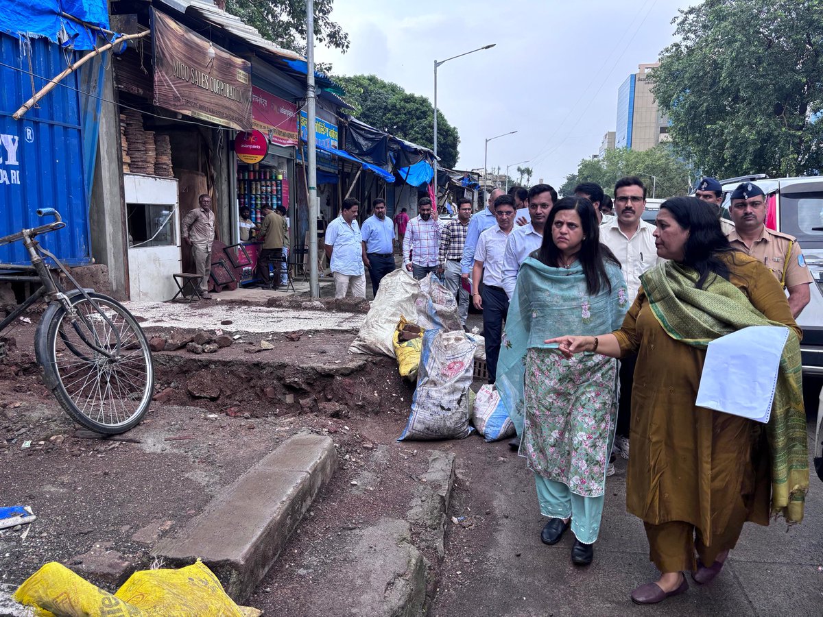 richapintoi's tweet photo. BMC has launched its ‘Pedestrian First’ campaign in Mumbai to remove illegal hawkers and encroachments from footpaths, beginning with 320 km in the first phase. Municipal Commissioner Ashwini Bhide today inspected the drive in K West (Andheri west) and P South (Goregaon) wards, with priority given to the busy SV Road–Ram Ganesh Gadkari Marg stretch leading to Cooper Hospital due to heavy pedestrian and ambulance movement.