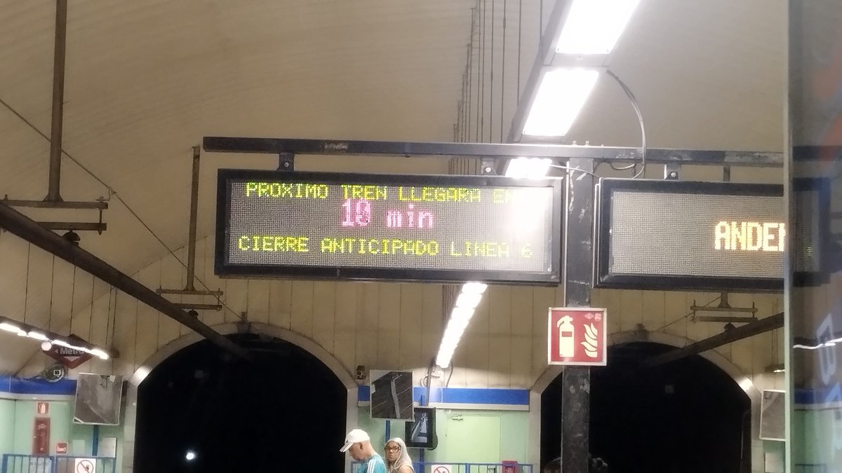 Pamy2210's tweet photo. @metro_madrid Precioso el metro automático, pero ¿va a seguir pasando con estas frecuencias? Es una vergüenza. 
06:35 AM Después de varios minutos con la palabra Anden1 escrita  y el andén lleno de gente, ponen que el próximo tren viene en 10 min. Se transporta ganado en mejores condiciones. https://t.co/dZX2BHmlJL
