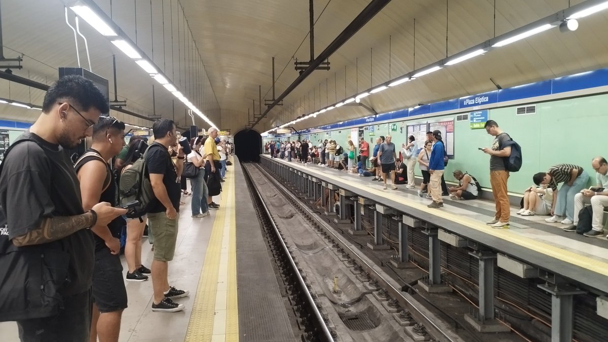 Pamy2210's tweet photo. @metro_madrid Precioso el metro automático, pero ¿va a seguir pasando con estas frecuencias? Es una vergüenza. 
06:35 AM Después de varios minutos con la palabra Anden1 escrita  y el andén lleno de gente, ponen que el próximo tren viene en 10 min. Se transporta ganado en mejores condiciones. https://t.co/dZX2BHmlJL