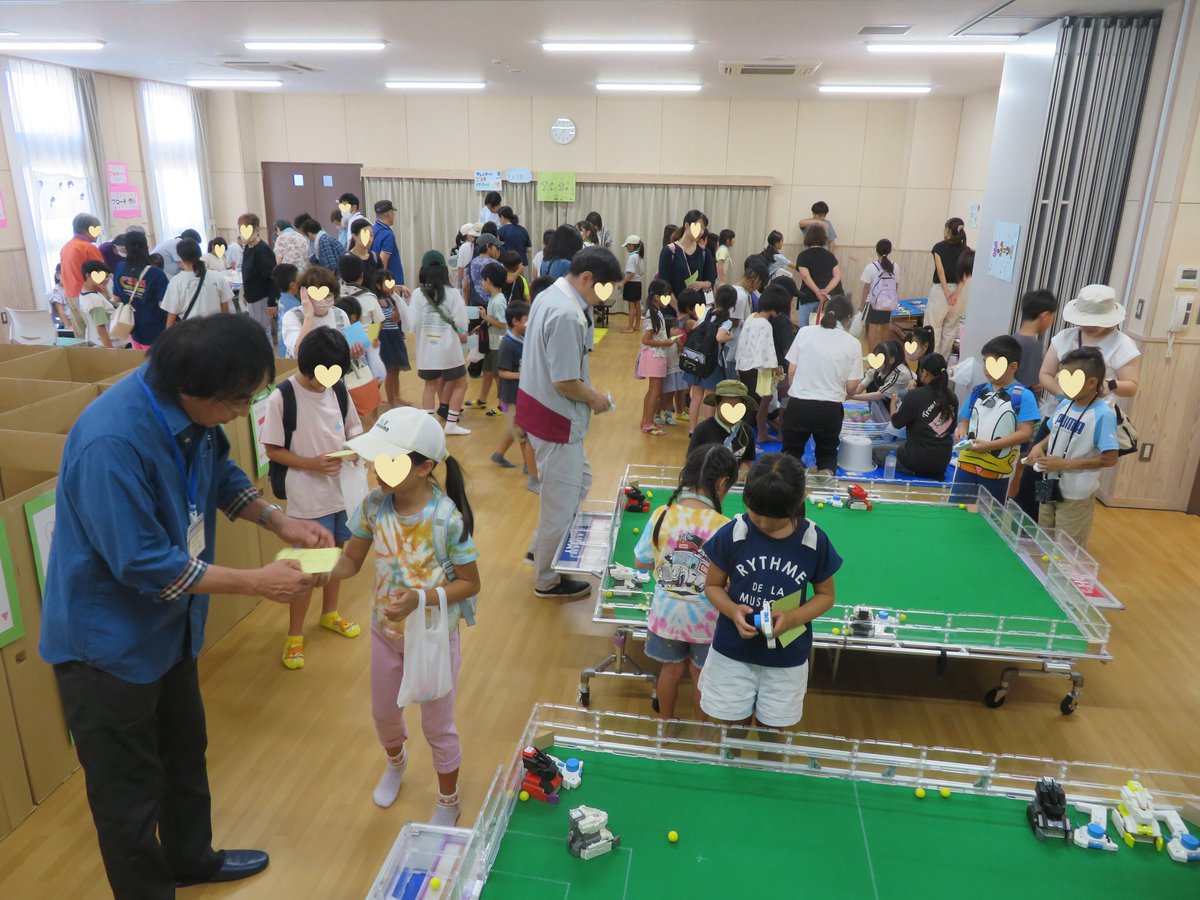 iidasgk's tweet photo. 「こどもフェスタ」を開催しました✨
たくさんの子ども達が、ミニロボ、ブローチづくり、ヨーヨー釣り、お菓子すくい、お手玉ビンゴ、風鈴作り、迷路を楽しんでくれました😆
来てくれたお友達、手伝ってくれたボランティアさん、どうもありがとう‼
#飯田 #夏休み #まつり https://t.co/Mc1cvOpI4e