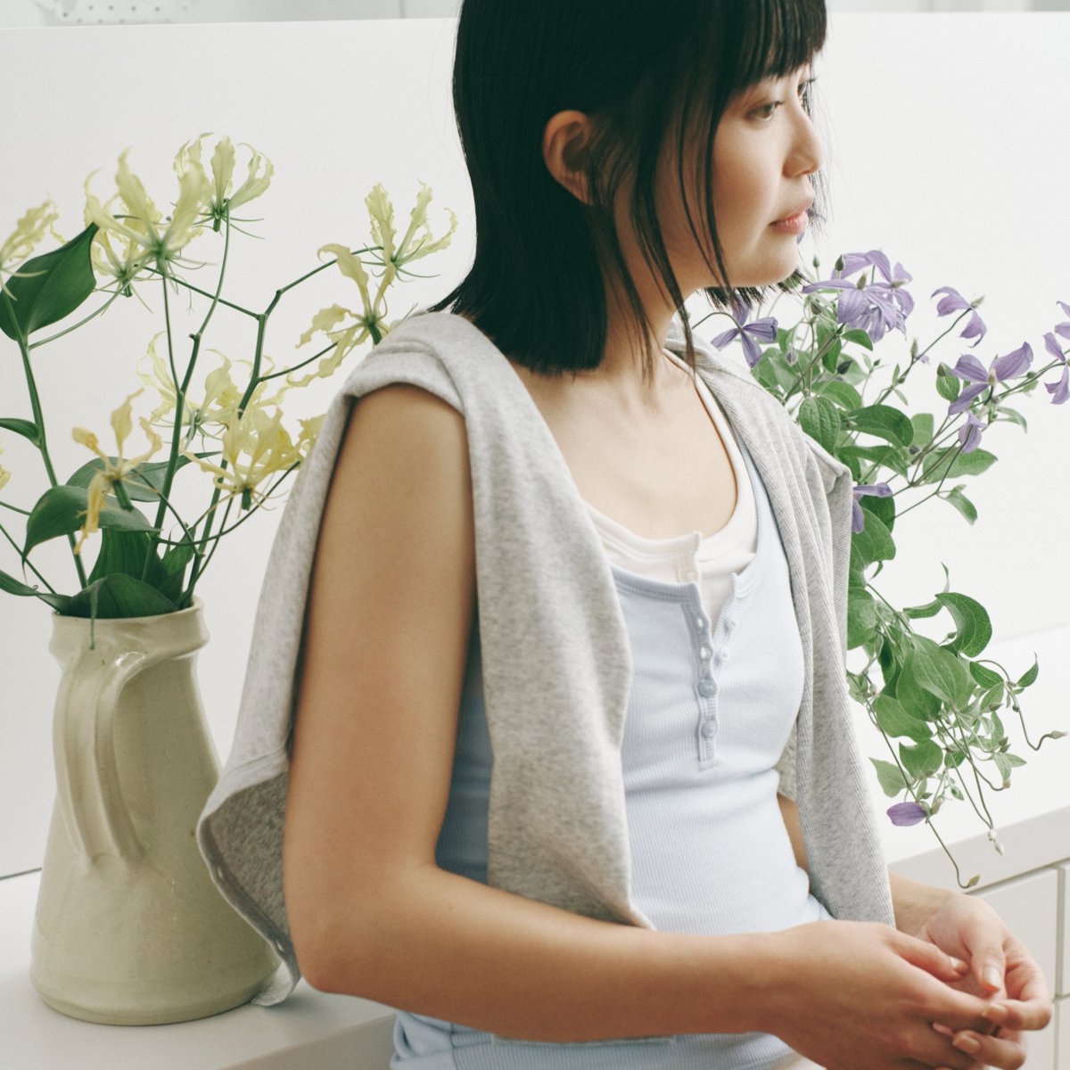 fashionsnap's tweet photo. 【新着】家でくつろぐ時間から、散歩や買い物、友人と街へ出かけるひとときまで。部屋着 と外出着の境界を超えた新たな日常着として2026年春に生まれ変わった「ユニクロ (UNIQLO)」のラウンジ&インナーウェアをまとった表現者4人に、心地よさと自分らしさを 両立する服選びのこだわりや、表現を生み出す日々の過ごし方について話を聞いた。(PR)

記事全文は下記よりチェック✔

@UNIQLO_JP @kittybunyhannah
https://t.co/v3mhxSP3FK