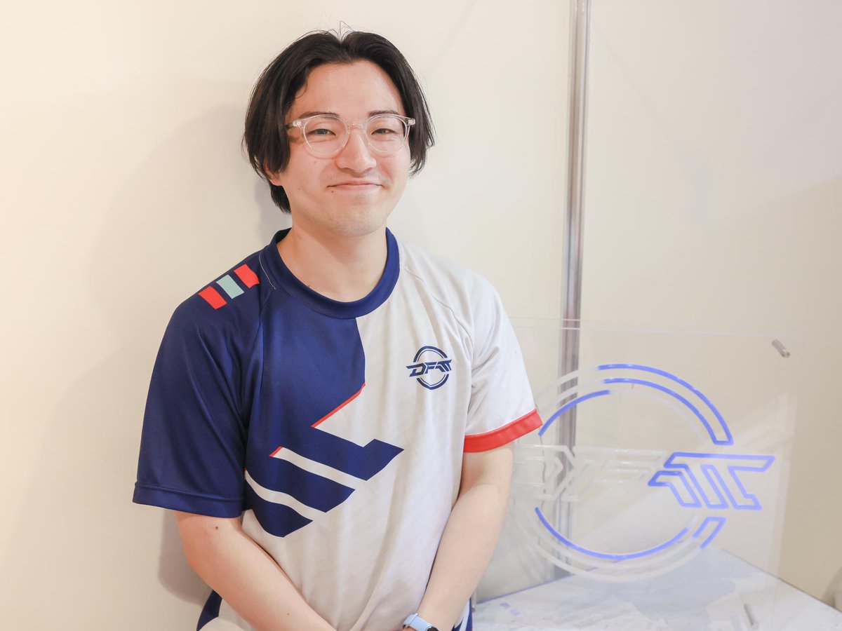 KijiLife's tweet photo. eスポーツチーム運営の仕事を進める上で、どんな方が活躍できますか？

＜REJECT 南さん＞
担当する職種によって求められる資質は異なります。

バックオフィスであれば、eスポーツの知識よりも専門的な業務に関する知識が必要ですが、マネージャーやクリエイティブ、営業などは、各部門やコミュニティを理解し、チームの動向を把握できることが前提となります。

そのうえで共通して必要なのは「熱意」です。eスポーツ業界はまだ確立されたビジネスモデルや運営方法がなく、模索しながら進んでいる段階です。大変なことも多いですが、自ら主体的に学び、率先して取り組む姿勢がある人こそ、この仕事に向いていると思います。

REJECTでは現在、採用を強化しております。我こそはという方のご応募を心よりお待ちしております。

＜FENNEL 藤原さん（アパレル部門＞
アパレル部門では、アパレル業界経験者の方が即戦力になります。ただ、eスポーツのアパレルは部門ごとにファン層が異なり、売れるアイテムもまったく異なります。そうした調整に柔軟に対応できる力も必要です。

＜FENNEL 酒井さん（マネージャー）＞
マネージャーには「話しやすさ」や「相談しやすさ」が何より大事だと思います。さらに、一人ひとりの選手に合った距離感や接し方を見極め、臨機応変に対応しながら信頼関係を築ける人が活躍できるはずです。

＜QT DIG∞ 中川さん＞
自分よりも他人を大切にできる人です。「自分が頑張りたい」というより、「誰かのために何かしたい」と思える人や、ゲームやeスポーツが好きで、「選手のために何かできないか」と考えられる方が向いていると思います。

もちろん自分から新しいことを生み出す力も大切です。しかしそれ以上に、「どうすれば選手の環境がもっと良くなるか」などを常に考え続けられるホスピタリティのある人が、この仕事に合うと感じています。

＜DetonatioN FocusMe 塚本さん＞
必須スキルとしてまず挙げたいのは語学力です。eスポーツは日本だけでなく、韓国やヨーロッパなど世界各国で展開されています。特に韓国はeスポーツ発祥地でもあるため、言語の壁を越えられるスキルは大きな強みになります。

また、コミュニケーション能力も欠かせません。eスポーツ選手の中には、もともとコミュニケーションが得意ではない方もいます。そうした選手と関わり、信頼関係を築くためには、相手に合わせて円滑にやり取りできる力が必要だと思います。