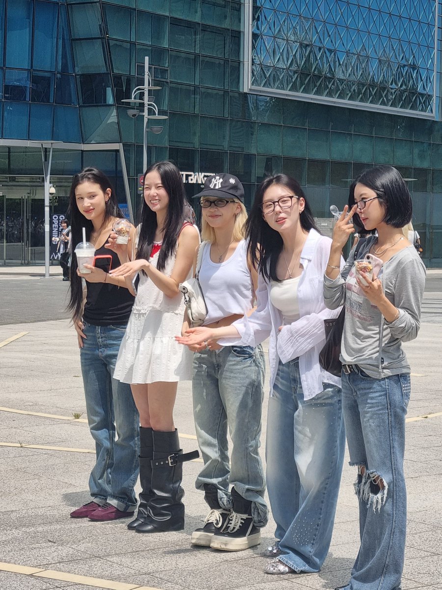 KEP1ERBRASlL's tweet photo. 🥹: FAMÍLIA!!!! | Kep1er chegou ao M COUNTDOWN para apoiar a #XIAOTING e estão recebendo os Kep1ians esperando para entrar na pré gravação.

#Kep1er #케플러
@official_kep1er @kep1er_jp https://t.co/DK75g5JVlm