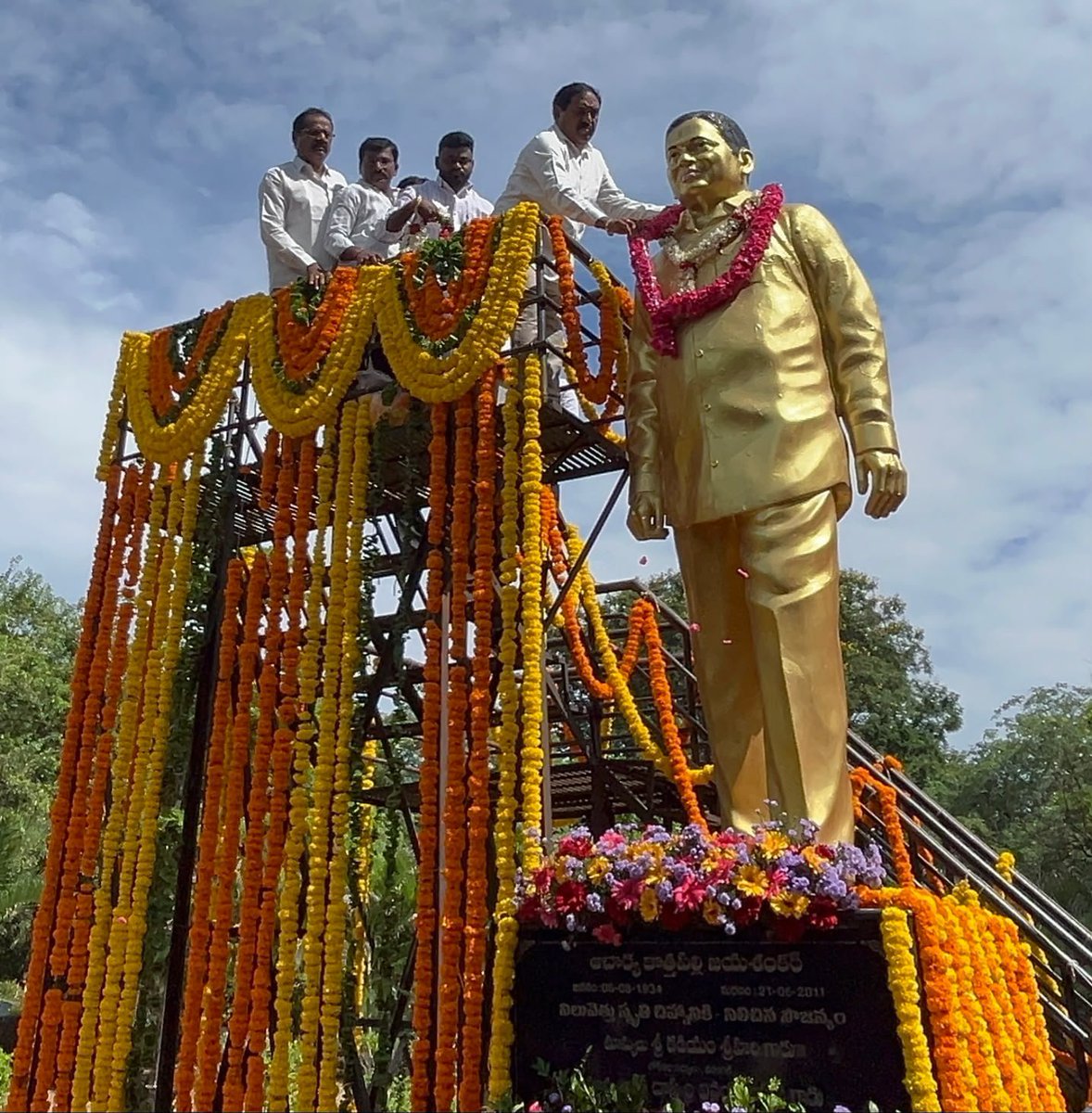 EDRBRS's tweet photo. తెలంగాణ సిద్ధాంతకర్త ఆచార్య కొత్తపల్లి జయశంకర్ సార్  జయంతి సందర్భంగా హన్మకొండ లో గల ఏకశిలా పార్క్ లో జయ శంకర్ సార్ విగ్రహానికి పూలమాల వేసి ఘన నివాళులర్పించడం జరిగింది. https://t.co/0NtJQyCycf