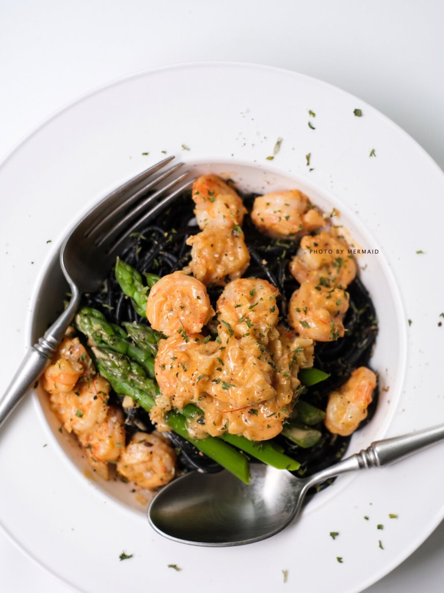 kiingcol's tweet photo. Just made creamy garlic shrimp pasta in 20 mins  Fresh parsley + a squeeze of lemon = ultimate cozy weeknight win! No takeout needed today ， https://t.co/c0Rl4uWzzm