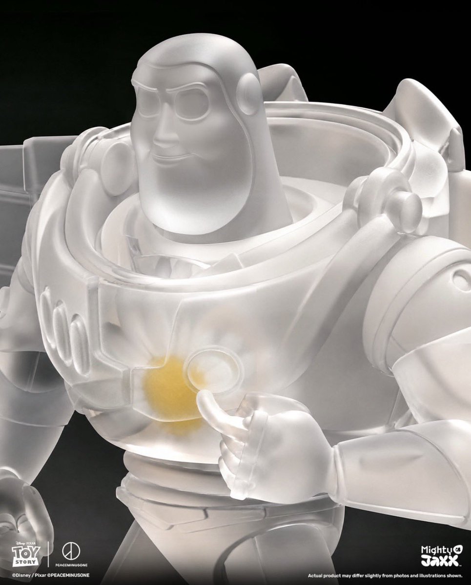 Zoa_Kwon_'s tweet photo. 🐲🇰🇷🌼 TOY STORY | PEACEMINUSONE “THE FIRST FAN” 💫

A crystal Buzz Lightyear figure holding PEACEMINUSONE’s signature daisy close to his heart has been unveiled for the first time worldwide🥹

Buzz is encased in transparent resin, with the iconic PEACEMINUSONE daisy on his chest🌼

Launching on August 18, G-DRAGON’s birthday,
🌏 limited to only 888 pieces worldwide✨

📅 August 18, 2026
📱 Available on a first-come, first-served basis via the PLAY IN THE BOX app
※The app is available to download in Japan. Further sales details will be announced later.

🇰🇷 “THE FIRST FAN” POP-UP
📅 August 7–31
📍PLAY IN THE BOX Seongsu
　27 Yeonmujang-gil, Seongdong-gu, Seoul
※Advance reservations for pop-up entry are available via NAVER.

🗓 06.08.2026 （🧵和訳）
#GDRAGON #PEACEMINUSONE #TOYSTORY