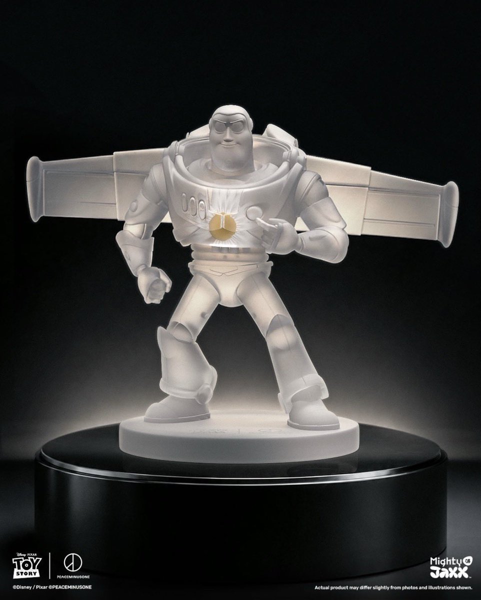 Zoa_Kwon_'s tweet photo. 🐲🇰🇷🌼 TOY STORY | PEACEMINUSONE “THE FIRST FAN” 💫

A crystal Buzz Lightyear figure holding PEACEMINUSONE’s signature daisy close to his heart has been unveiled for the first time worldwide🥹

Buzz is encased in transparent resin, with the iconic PEACEMINUSONE daisy on his chest🌼

Launching on August 18, G-DRAGON’s birthday,
🌏 limited to only 888 pieces worldwide✨

📅 August 18, 2026
📱 Available on a first-come, first-served basis via the PLAY IN THE BOX app
※The app is available to download in Japan. Further sales details will be announced later.

🇰🇷 “THE FIRST FAN” POP-UP
📅 August 7–31
📍PLAY IN THE BOX Seongsu
　27 Yeonmujang-gil, Seongdong-gu, Seoul
※Advance reservations for pop-up entry are available via NAVER.

🗓 06.08.2026 （🧵和訳）
#GDRAGON #PEACEMINUSONE #TOYSTORY