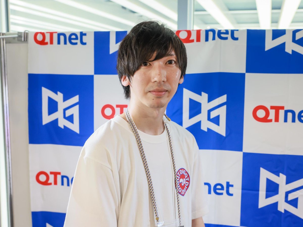 KijiLife's tweet photo. eスポーツチーム運営の仕事を進める上で、どんな方が活躍できますか？

＜REJECT 南さん＞
担当する職種によって求められる資質は異なります。

バックオフィスであれば、eスポーツの知識よりも専門的な業務に関する知識が必要ですが、マネージャーやクリエイティブ、営業などは、各部門やコミュニティを理解し、チームの動向を把握できることが前提となります。

そのうえで共通して必要なのは「熱意」です。eスポーツ業界はまだ確立されたビジネスモデルや運営方法がなく、模索しながら進んでいる段階です。大変なことも多いですが、自ら主体的に学び、率先して取り組む姿勢がある人こそ、この仕事に向いていると思います。

REJECTでは現在、採用を強化しております。我こそはという方のご応募を心よりお待ちしております。

＜FENNEL 藤原さん（アパレル部門＞
アパレル部門では、アパレル業界経験者の方が即戦力になります。ただ、eスポーツのアパレルは部門ごとにファン層が異なり、売れるアイテムもまったく異なります。そうした調整に柔軟に対応できる力も必要です。

＜FENNEL 酒井さん（マネージャー）＞
マネージャーには「話しやすさ」や「相談しやすさ」が何より大事だと思います。さらに、一人ひとりの選手に合った距離感や接し方を見極め、臨機応変に対応しながら信頼関係を築ける人が活躍できるはずです。

＜QT DIG∞ 中川さん＞
自分よりも他人を大切にできる人です。「自分が頑張りたい」というより、「誰かのために何かしたい」と思える人や、ゲームやeスポーツが好きで、「選手のために何かできないか」と考えられる方が向いていると思います。

もちろん自分から新しいことを生み出す力も大切です。しかしそれ以上に、「どうすれば選手の環境がもっと良くなるか」などを常に考え続けられるホスピタリティのある人が、この仕事に合うと感じています。

＜DetonatioN FocusMe 塚本さん＞
必須スキルとしてまず挙げたいのは語学力です。eスポーツは日本だけでなく、韓国やヨーロッパなど世界各国で展開されています。特に韓国はeスポーツ発祥地でもあるため、言語の壁を越えられるスキルは大きな強みになります。

また、コミュニケーション能力も欠かせません。eスポーツ選手の中には、もともとコミュニケーションが得意ではない方もいます。そうした選手と関わり、信頼関係を築くためには、相手に合わせて円滑にやり取りできる力が必要だと思います。