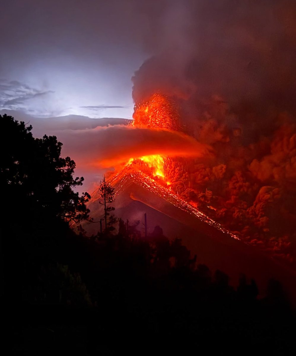 ClimaenGuate's tweet photo. Así fue captada la erupción del volcán de Fuego desde el Acatenango 😮 https://t.co/HQAEqUfFHy