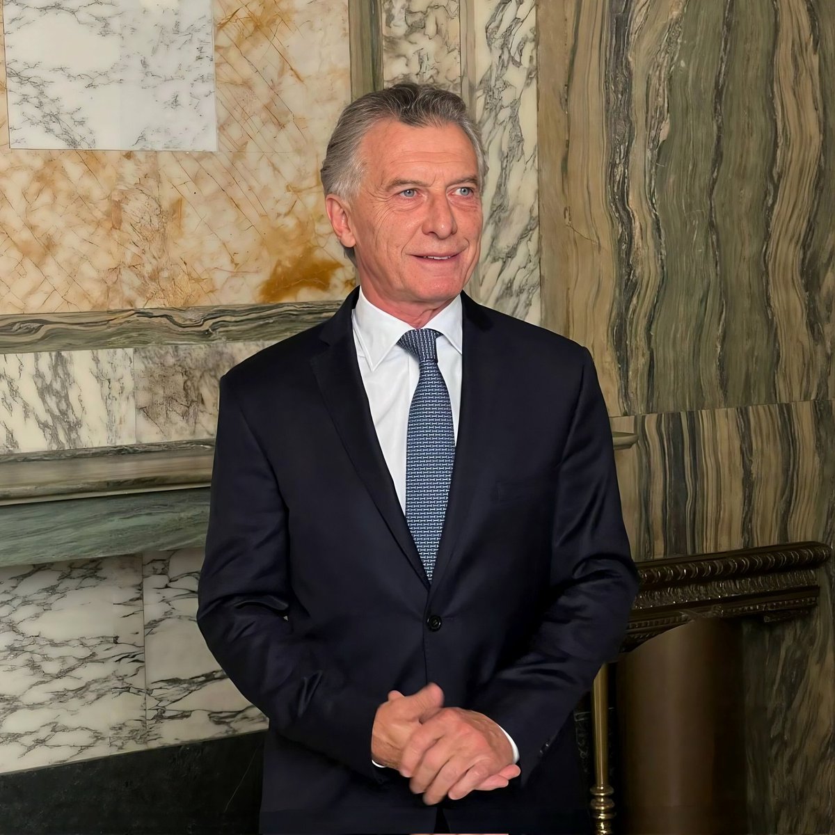 ddelisaravia's tweet photo. Fuiste grande para el pueblo argentino de bien @mauriciomacri muchos no te valoraron y te perdimos. Nos quedamos con un país colmado de políticos corruptos y amigos del poder q se fagocitan a nuestra Argentina. Lo siento tanto😼💛 https://t.co/q812LuafGK