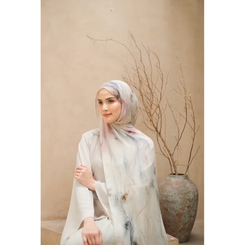 cancjune's tweet photo. wts pashmina viscose motif 
- hessa qaya 180k 
- fabeeya dreamy orchid 75k 
dua duanya baru sekali dipke masih good condi https://t.co/2iR0vmB1FN