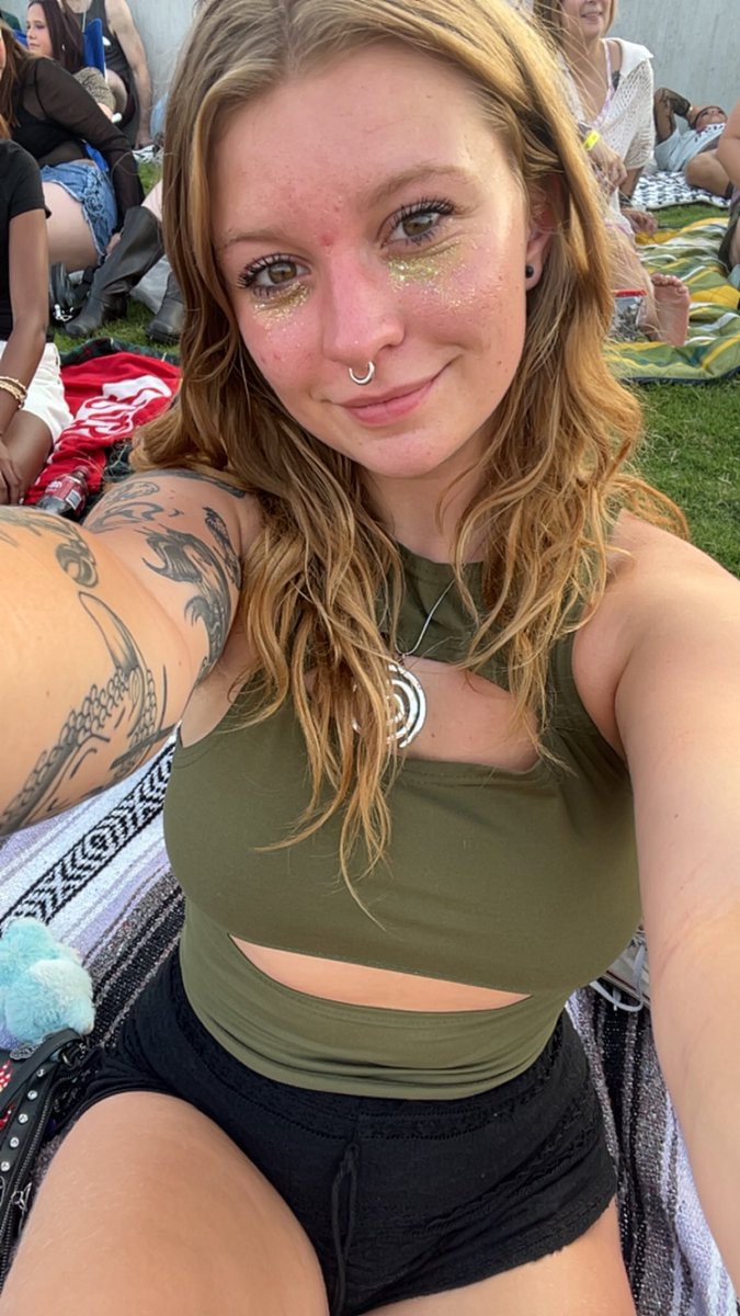 MollyRox420666's tweet photo. All reposts get a surprise in there DMs!! Comment to lmk when you RT 💚🥝🥑 https://t.co/4ryKSNHVqS
