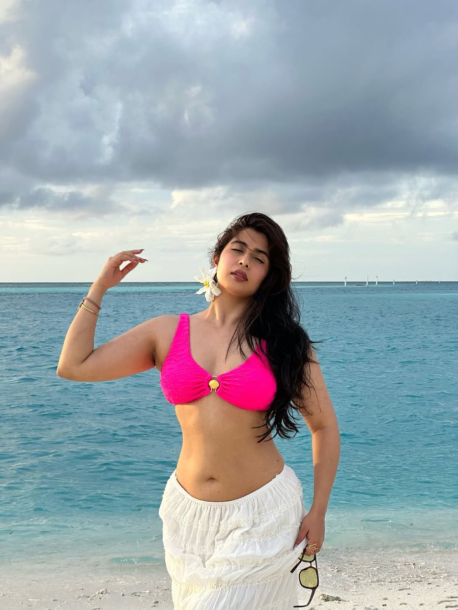stargallery2020's tweet photo. Pink beach vibes shining brighter under endless turquoise skies and sunshine - Nikita Sharma 😍 https://t.co/ZX4oE5we5A
