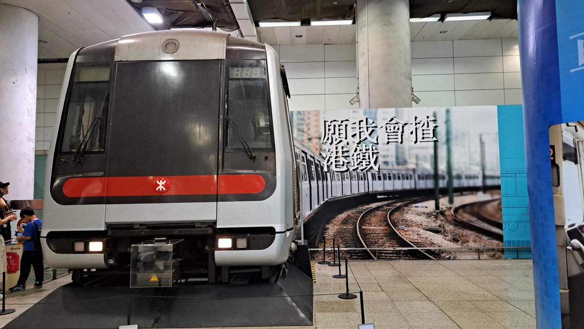 hinappu_'s tweet photo. 昨日は深圳でガジェットを覗いたり、香港の電車について学んだりした https://t.co/6NPwaAa17J