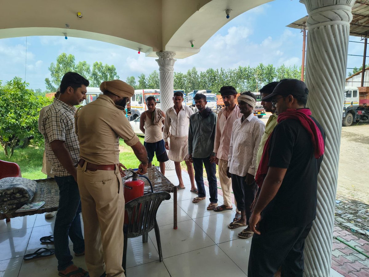 rampurfire's tweet photo. दिनांक 05.08.26 को श्रीमान सीएफओ महोदय रामपुर के आदेशानुसार जनपद रामपुर क��षेत्र में संचालित स्कूल/पेट्रोल पम्प/औद्योगिक इकाई आदि में प्रचार प्रसार करते हुए अग्निशमन यंत्रों को चलाने हेतु प्रशिक्षण प्रदान किया गया एवम् आग से बचाव संबंधी दिशा निर्देश दिए गए। https://t.co/y7UWAlCzd6