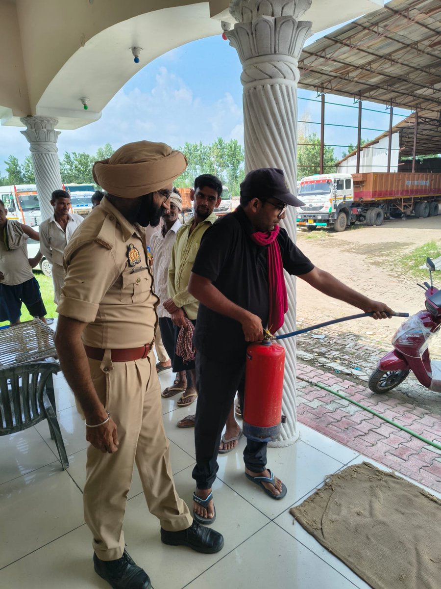 rampurfire's tweet photo. दिनांक 05.08.26 को श्रीमान सीएफओ महोदय रामपुर के आदेशानुसार जनपद रामपुर क��षेत्र में संचालित स्कूल/पेट्रोल पम्प/औद्योगिक इकाई आदि में प्रचार प्रसार करते हुए अग्निशमन यंत्रों को चलाने हेतु प्रशिक्षण प्रदान किया गया एवम् आग से बचाव संबंधी दिशा निर्देश दिए गए। https://t.co/y7UWAlCzd6