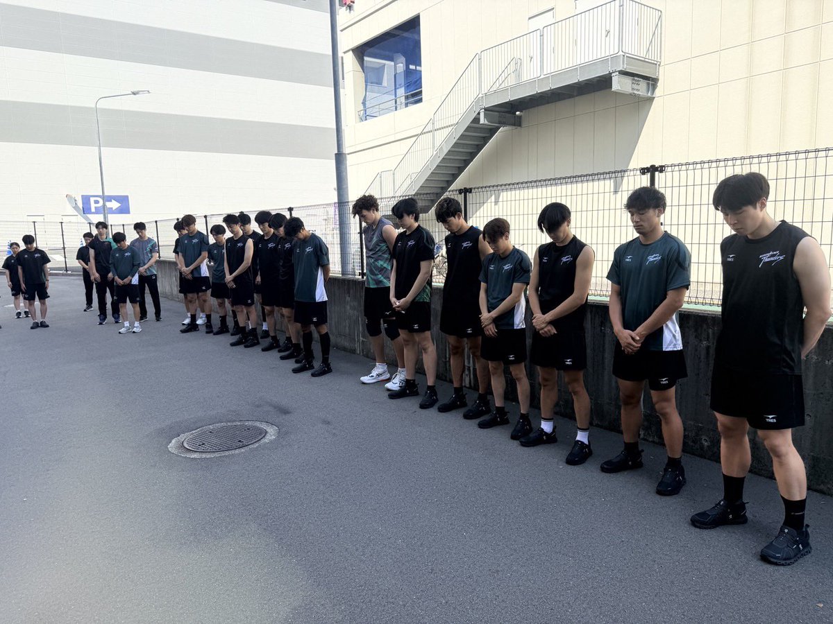 Thunders_vb's tweet photo. 【広島平和記念日】
1945年8月6日 午前8時15分。 
広島に原子爆弾が投下されてから今年で81年を迎えました。

猫田記念体育館敷地内の原爆慰霊碑にて、献花と黙祷を行いました。また、サンディからいただいた折り鶴もお供えし、犠牲となられた方々への哀悼の意と恒久平和への願いを捧げました。

私たちが日々活動する猫田記念体育館のあるこの地も、原爆により甚大な被害を受け、多くの尊い命が失われました。

それでも広島は、人々の力と希望によって廃墟から復興を遂げ、世界へ平和のメッセージを発信し続けています。

広島をホームタウンとするクラブとして、その歴史と想いを受け継ぎながら、今日もバレーボールができることに感謝し、これからも歩み続けます。

#広島平和記念日
#広島サンダーズ
#広島
#Hiroshimathunders
#Hiroshima