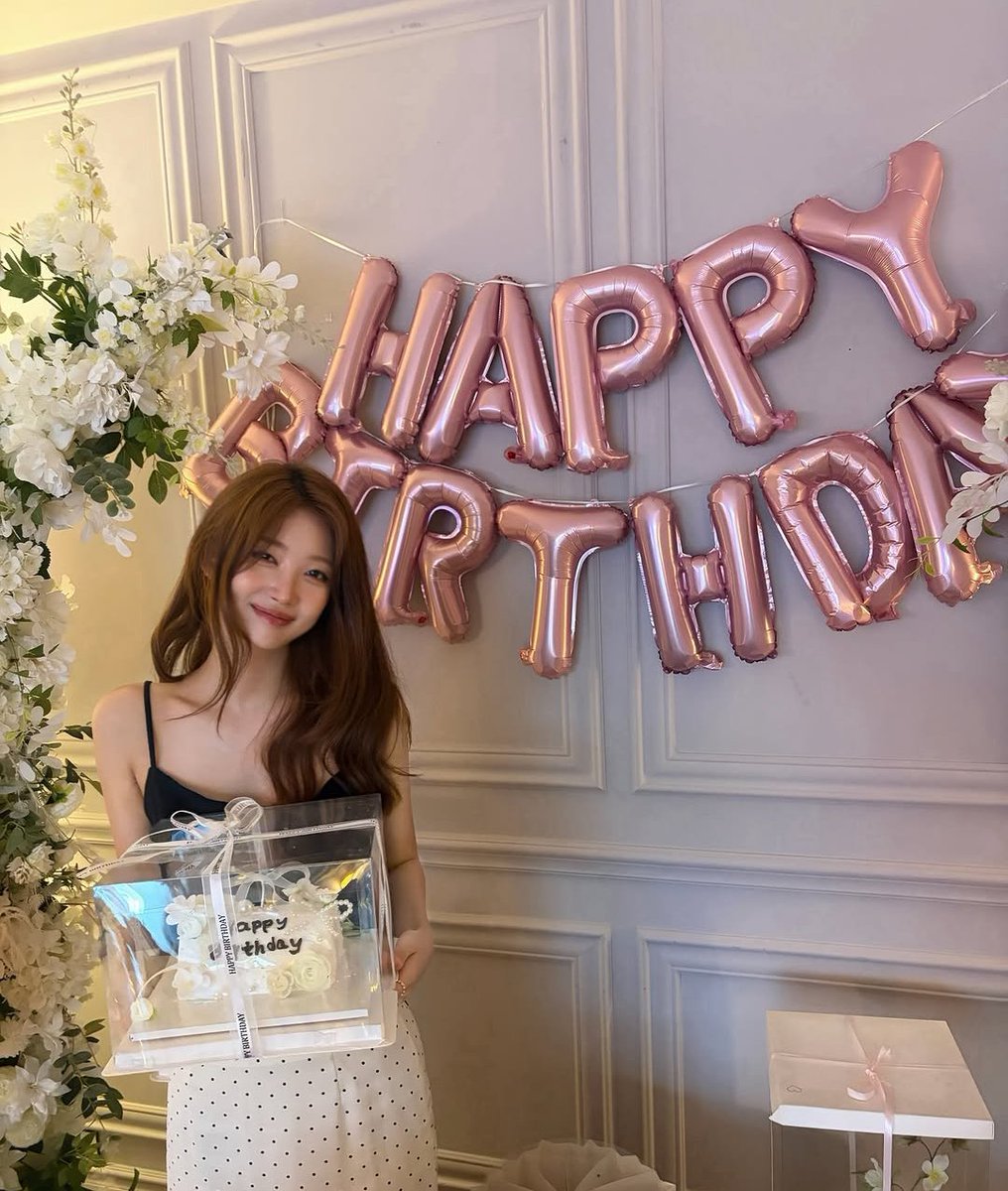 FGlowsting's tweet photo. Happy Birthday Kim #SIHYEON 💗 https://t.co/s5u5CLzFI4
