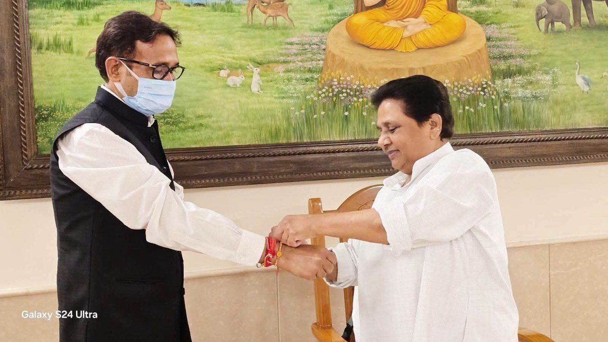ban_evm_'s tweet photo. वर्तमान में BSP के MLA श्री उमाशंकर सिंह जी, लंबी बीमारी की वजह से इलाज के दौरान इस संसार को छोड़कर हमेशा के लिए चले गए।
भगवान उनको अपने चरणों में स्थान दें। 🐘🇪🇺 https://t.co/8jLNzwCI8h