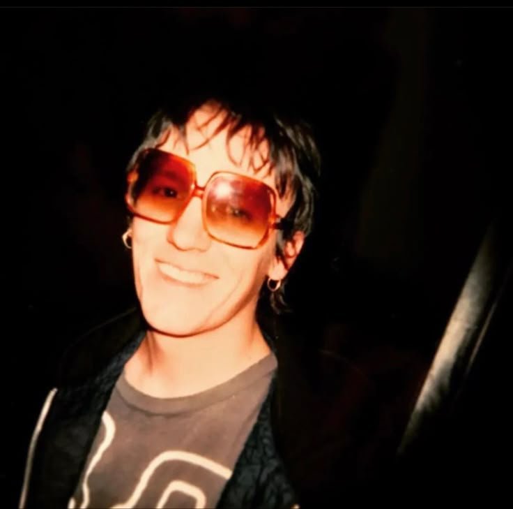 thejunebugfreak's tweet photo. Elliott Smith would've turned 57 yrs old today. Happy birthday to one of the most remarkably gifted songwriters and musicians who made some of the most hauntingly beautiful, vulnerable music I've ever heard.
I adore him immensely 💜 https://t.co/kaZV3j3fhV