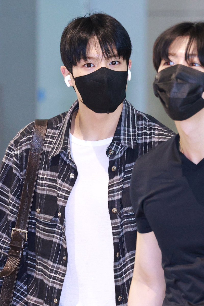 myleejenos's tweet photo. jeno cut his hair🤭 this is so for me, see u extra soon my pretty short haired boy https://t.co/MHoc4DD6NY