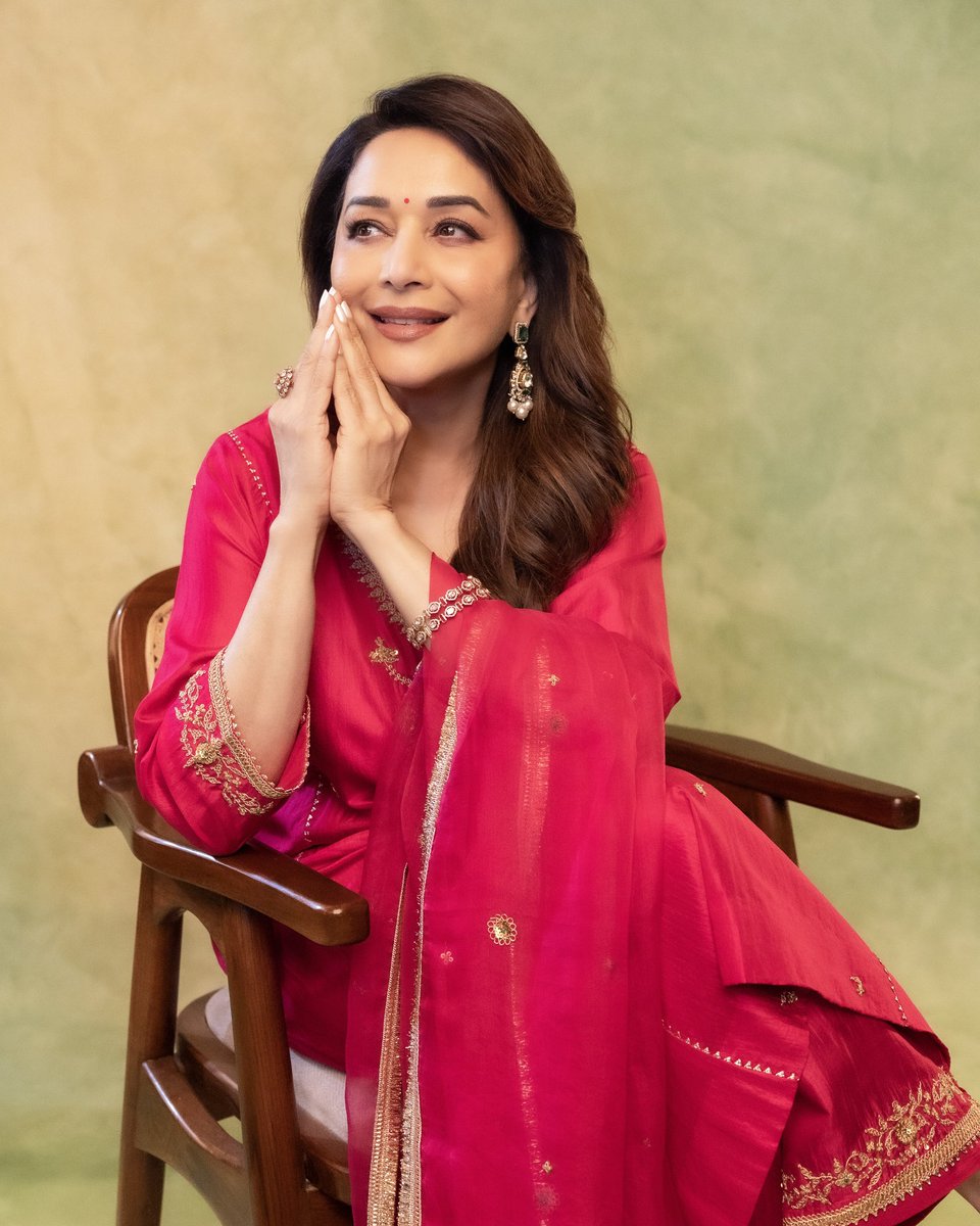 MadhuriDixit's tweet photo. Aaj dil bhi gulabi, aur din bhi. 💗 https://t.co/qvniWNcJjc