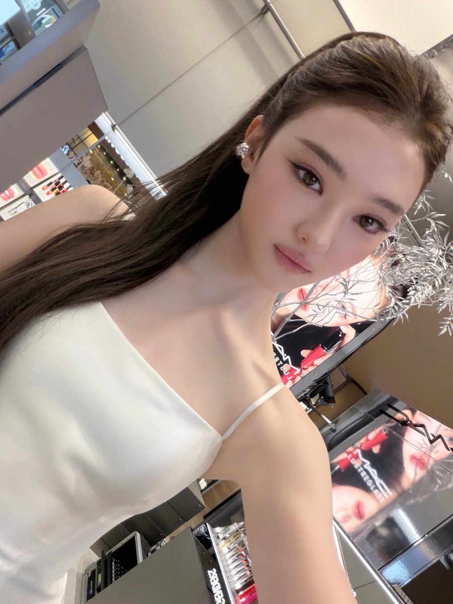 meovv_miyao's tweet photo. 𝚂𝚝𝚘𝚛𝚎 𝚘𝚏 𝚝𝚑𝚎 𝙵𝚞𝚝𝚞𝚛𝚎, 𝙼·𝙰·𝙲 🩶💄🪞

#미야오 #MEOVV
#ELLA #엘라 https://t.co/LGBE17yLKM
