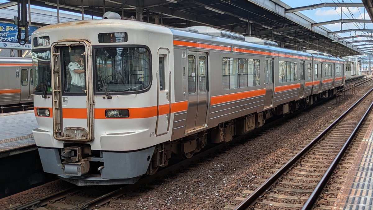 5423K's tweet photo. 岐���駅で、高山線の高山行き普通列車を撮影しました。
何故か知らないが、側面は岐阜行ワンマンのままでした。
ワンマン運転ですが、電話をしている乗務員がいます。
「1717C キハ25系P2編成 普通(ワンマン)」
#鉄道 #JR東海 #キハ25形 #岐阜駅 https://t.co/h4TimSiQKb
