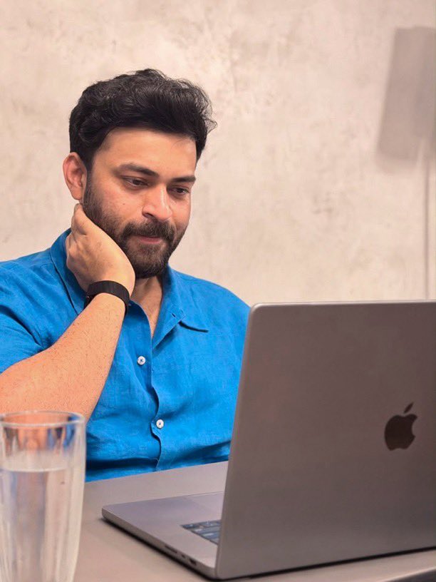 LegacyOfMega's tweet photo. 🔥 Mega Prince @IAmVarunTej wins hearts in USA! interacts with USA fans & influencers ahead of Grand Premieres Today 🇺🇸❤️🔥
The #KoreanKanakaraju fever begins! 💥🔥
🎟️ Book your tickets now!
USA Release by @shlokaents 🇺🇸
#KoKa #VarunTej #MegaPrince #BlockbusterLoading 🚀 https://t.co/5lrDzBdYQx