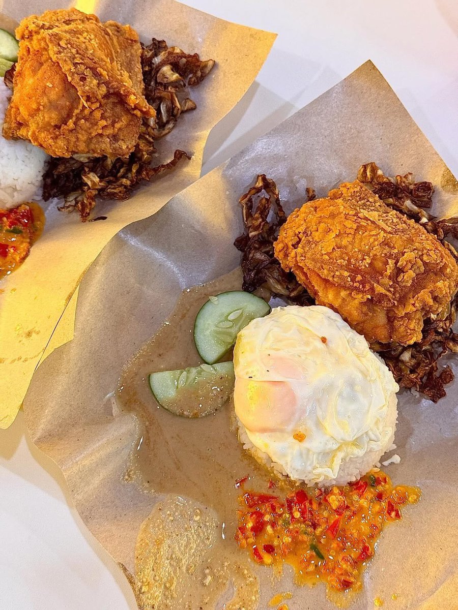 AinulNunanaa's tweet photo. Maaf ye dah jumpa gepuk crispy yg murah. 
Sepinggan RM10+

FREE REFILL NASI DGN SAMBAL.
Mmg pasni repeat sini jeee😭￼ https://t.co/dA3hcgzx0W