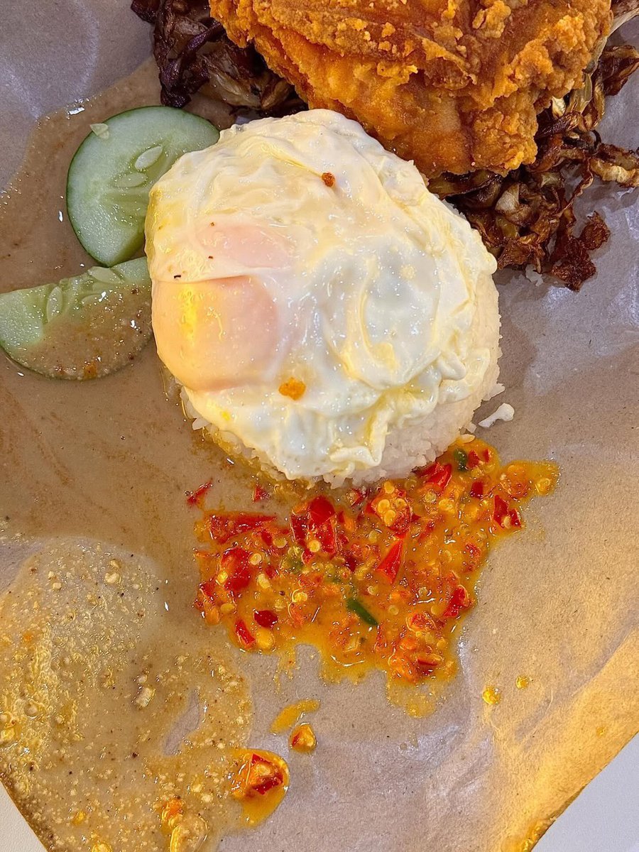 AinulNunanaa's tweet photo. Maaf ye dah jumpa gepuk crispy yg murah. 
Sepinggan RM10+

FREE REFILL NASI DGN SAMBAL.
Mmg pasni repeat sini jeee😭￼ https://t.co/dA3hcgzx0W