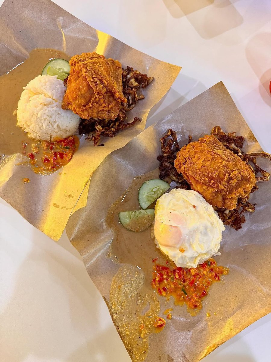 AinulNunanaa's tweet photo. Maaf ye dah jumpa gepuk crispy yg murah. 
Sepinggan RM10+

FREE REFILL NASI DGN SAMBAL.
Mmg pasni repeat sini jeee😭￼ https://t.co/dA3hcgzx0W