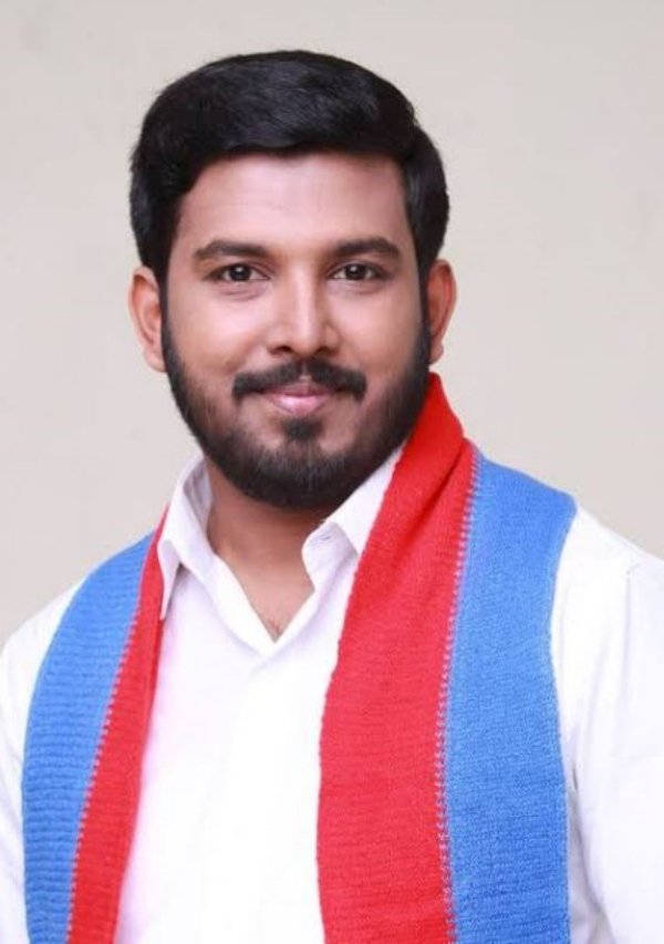U2Brutus_off's tweet photo. 🔴அன்பிற்கினிய தோழர் #ஷாநவாஸ் பேட்டி ஒன்றினால் அதிகமாக விமர்சனத்திற்கு உள்ளாகின்றார் என்னுடைய கேள்வி ஒன்று தான் அவர் விடுதலை சிறுத்தையின் செயல்பாடு சரியில்லை, அல்லது கட��சியின் தலைவர்கள் விலை போய் விட்டனர் என்று ஏதாவது கட்சிக்கு ஒவ்வாத விமர்சனம் ஏதாவது செய்து விட்டாரா?

 அல்லது தலைவர் திருமாவளவன் எடுத்த முடிவு தவறு அவர் இப்படி கூட்டணியை விட்டு கொள்கையை விட்டு வேறொரு கூட்டணிக்கு போயிருக்கக் கூடாது இப்படி ஏதேனும் தோணியில் வேறு ஏதாவது பேசி விட்டாரா சொல்லப்போனால் அவர் தான் சார்ந்த கட்சியையோ மற்ற கூட்டணி கட்சியையோ எதுவும் பேசவில்லை...

 அவர் பேசியதெல்லாம் மக்கள் இந்த ஆட��சியில் படும் துயரம், அதை கடந்த ஆட்சியில் எதிர்த்து நின்ற தமிழக அரசை தான் உயர்த்தி பேசியும் கடந்த காலத்தில் தமிழகம் எதிர்த்து நின்ற பாரதிய ஜனதா கட்சி கொண்டு வந்த கொடுபாதக சட்டங்களை தான் எதிர்த்து பேசி இருந்தார் இப்படி பேசிய அவரை விடுதலை சிறுத்தைகள் இவ்வளவு வசை பாட வேண்டிய அவசியம் என்ன?

 விடுதலைச் சிறுத்தைகளே ஷாநவாஸ் இன்னும் விடுதலை சிறுத்தையாகத்தான் தொடர்கிறார் நீங்கள் தான் கடந்து வந்த பாதையை மறந்து கொள்கையை மறந்து ஆதவ சிறுத்தைகளாய் மாறி நிற்கின்றீர்கள் ஆக திருந்த வேண்டியது அவர் இல்லை நீங்கள் தான்...

பதிவு: Melwin Packianathan
@vckitwingoffi @ambedkarthidal @thirumaofficial