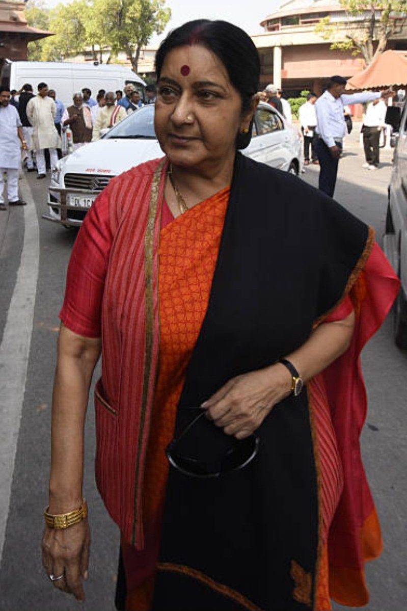 Ragini24Shukla's tweet photo. @BansuriSwaraj @SushmaSwaraj उनके जाने से संसद के गलियारे सूने हो गए, संसद का कोई भी सत्र हो जब सुषमा जी का भाषण होना हो;सारा काम छोड़कर बैठ जाते थे सुनने; अब किसी और को इस तरह सुनने का मन नहीं होता 😌🌺🙏 https://t.co/Y20TWQQPZU