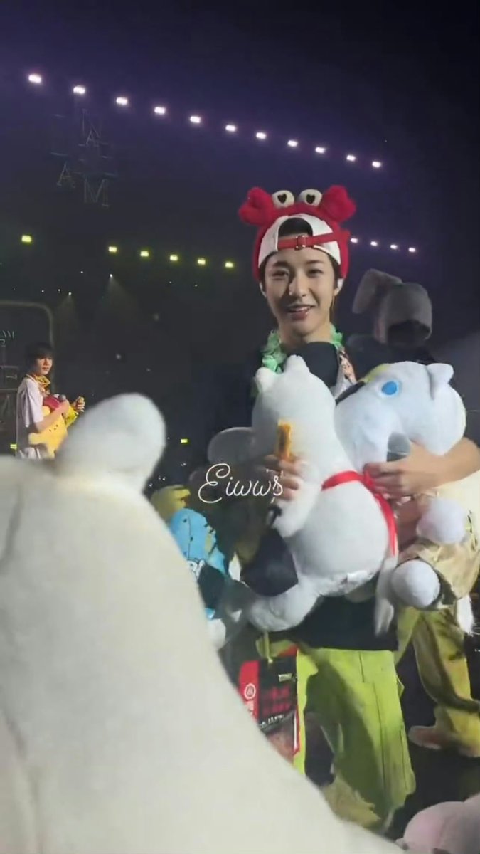 fallinlove0323's tweet photo. bocah laki-laki yang menyukai moomin itu akhirnya berhasil sampai di moominvalley

renjun kita sudah menyukai moomin sejak dia masih kecil. dia pernah menggunakan gambar moomin sebagai foto profil weibonya sebelum debut. saat masih menjadi trainee, dia sering mengunjungi toko moomin ketika sedang berbelanja.
dia pernah bilang ingin membeli moomin cafe suatu hari nanti; kira-kira apakah renjun yang sudah dewasa sekarang masih mengingat hal itu?

dia dengan sungguh-sungguh bersikeras bahwa moomin bukanlah kuda nil, melainkan peri!!
dia suka membuat ‘senyum moomin’ —tersenyum sambil menyembunyikan mulutnya.
renjun kecil juga sangat pandai menggambar moomin. dia mungkin telah menggambar sekitar seribu moomin sejak debut (oke, mungkin itu berlebihan).
dulu, dia memiliki empat boneka moomin di tempat tidur asramanya yang kecil. dia juga minum dari mug moomin, belum lagi topi, tshirt, kaus kaki, dan gantungan kunci moomin yang sering diperlihatkan secara acak olehnya.

di area tanda tangan artis di studio rekaman perusahaan yang terletak di lantai 19, renjun kecil biasa membubuhkan tanda tangannya dengan penuh percaya diri, lalu menggambar sketsa moomin mungil tepat di sebelahnya. saat sesi tanda tangan di fansign, para penggemar akan sangat antusias menghujani renjun kecil dengan boneka moomin dalam berbagai ukuran, mulai dari yang sangat kecil hingga yang ukurannya luar biasa besar.
oh, satu hal lagi, tanda tangan renjun  kecil ternyata memuat elemen ekor moomin!
siapa sangka renjun kecil, yang begitu mencintai moomin, akhirnya benar-benar sampai di moominvalley 🥹

renjun sendiri seperti sesuatu yang keluar dari dongeng, bukan? (pola pikirnya benar-benar luar biasa, sering penasaran dengan sesuatu dan memikirkan berbagai hal yang terdengar mustahil) : penasaran apa yang akan terjadi jika kupu-kupu alergi terhadap serbuk sari.
bertanya bagaimana cara makan makhluk hidup yang tinggal di bintang?
bertanya tentang bunga matahari yang berputar mengikuti matahari, apakah mereka akan berbalik lagi saat matahari terbit?
berpikir jika bertemu alien, dia akan membantunya pulang.

renjun, jika kamu memiliki negara sendiri, aturan seperti apa yang akan kamu buat? apakah mungkin membuat semua orang tinggal di dalam pohon raksasa?

di tengah dunia manusia yang membosankan, renjun berupaya membangun dunia dongeng kecilnya sendiri; merawat beragam tanaman dan bunga, serta memelihara kupu-kupu dan kunang-kunang.
renjun, semoga kamu dapat menikmati embusan moominvalley yang membebaskan itu sepenuhnya 💛💛💛