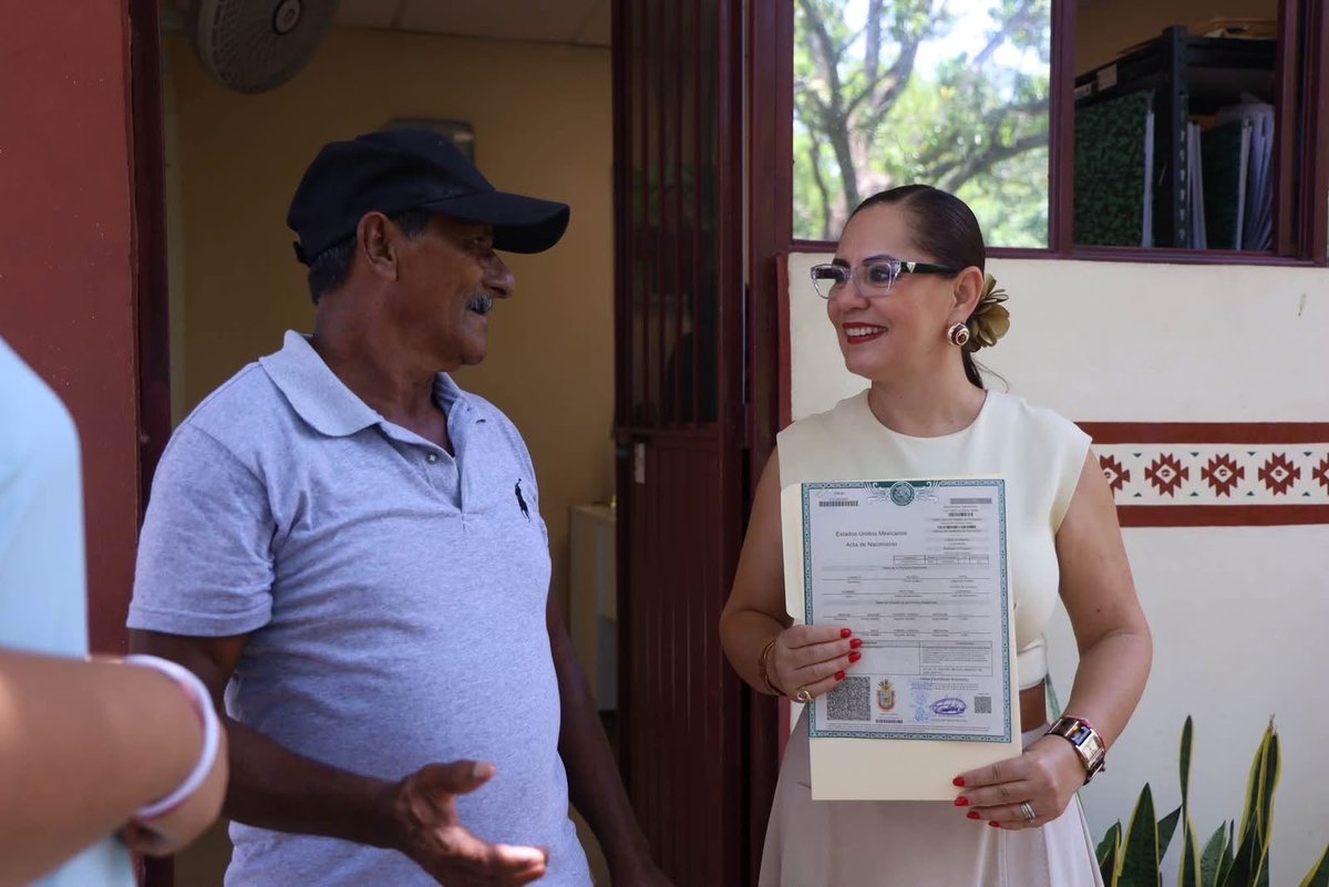 Regenerando_RG's tweet photo. ✅ La alcaldesa de Atoyac Clara Bello garantiza derecho a la identidad a 3 adultos mayores que esperaron hasta 84 años por su acta y CURP. Gracias al Registro Civil hoy ejercen plenamente sus derechos. "Seguiremos atendiendo historias que esperaron años", afirmó. #ClaraBello https://t.co/ccEm2uYoSN