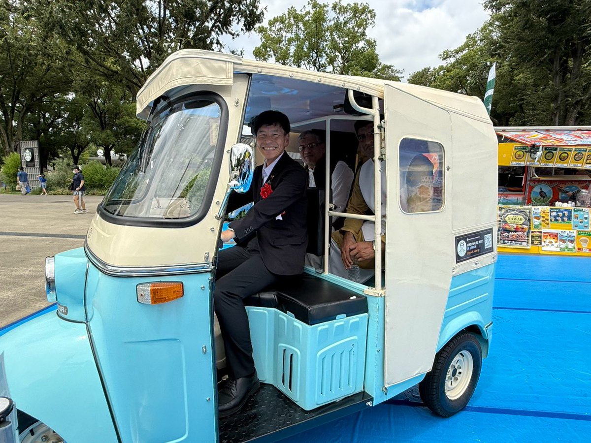 TomoakiShimada's tweet photo. 本日8月6日(木)、上野恩賜公園竹の台広場で開催された「パキスタン日本友好フェスティバル2026」にご招待頂き、外務大臣政務官としてご挨拶させて頂きました。
　主催者として、「パキスタン・ジャパン・フレンドシップ」代表理事の成塚シャキルカーン氏、来賓として、他にフスナイン・ハイダール・駐日パキスタン臨時代理大使、中山寛進・東京都議会議員がご挨拶されました。