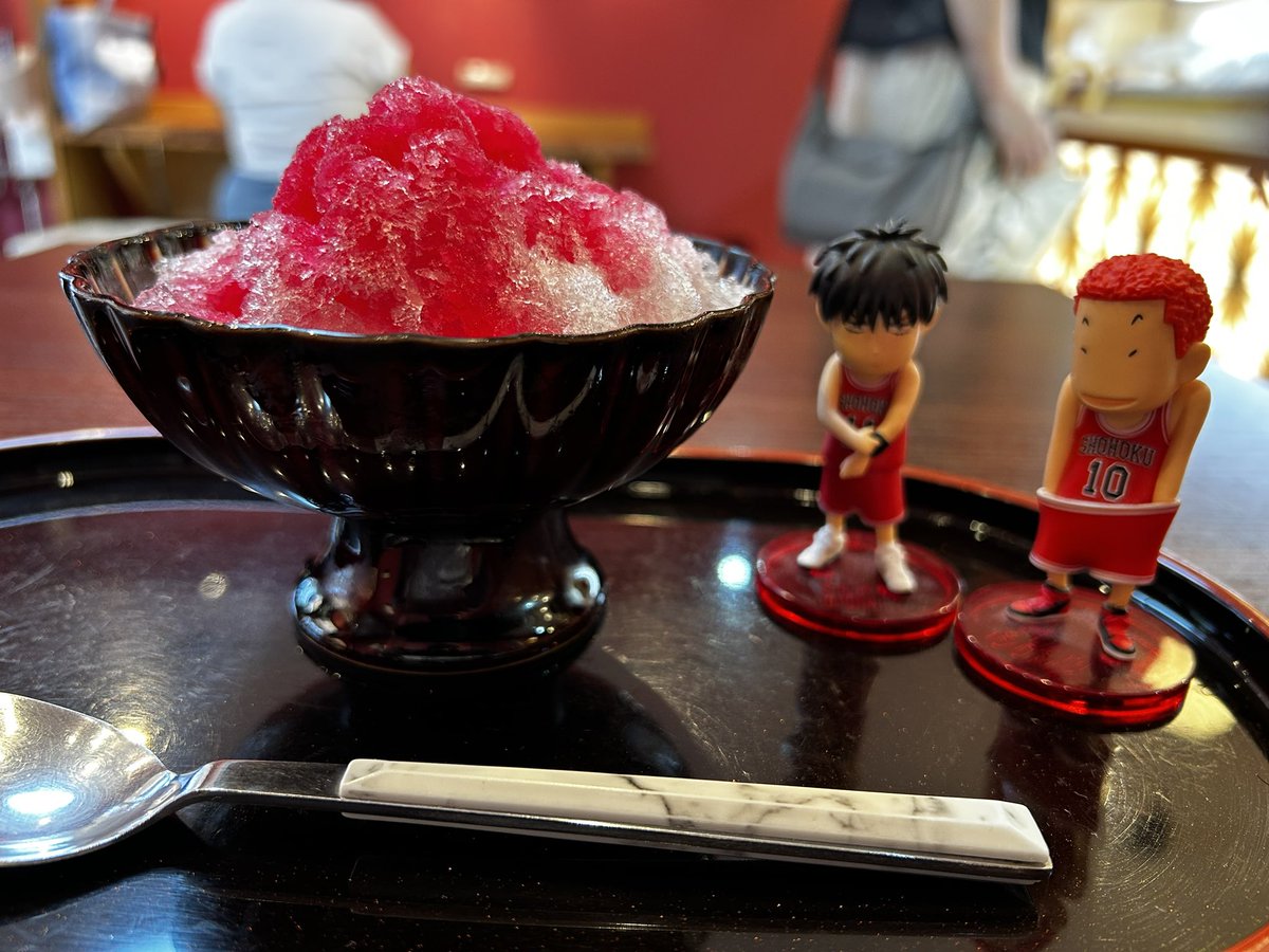 mittun_ol's tweet photo. 鎌倉も暑いんだけど、風がサラッとしてて、日陰は涼しくてきもちいー😊
でも暑いのでかき氷で体を冷やすよー🍧 https://t.co/9VROAK32QI