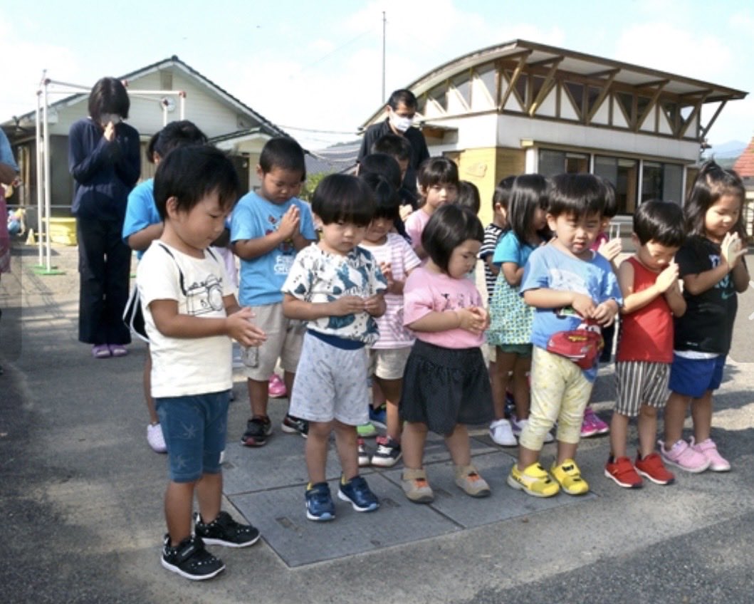 ChizuruA1's tweet photo. ８月６日。広島が祈りに包まれる日。という表現に、少し違和感がある。日本が、世界が祈る日だと思うから。

戦争体験者が少なくなっていくことは避けられない。だからこそ、政治家だけでなく、私たち一人ひとりが「記憶の継承者」になる必要があるだろう。

広島に原爆が落とされたのは広島という一つの都市だが、あの日失われたものは、日本全体、そして人類全体への問いでもあった。

広島の人だけが祈る日ではなく、被爆者だけが語る日でもなく、「日本が核兵器による戦争被爆を経験した日」として、静かに考える日でありたい。

もちろん、広島だからこそ背負ってきた歴史や痛みがある。その特別な経験を尊重することは大切。

だが、その記憶を「広島の出来事」に閉じ込めてしまうと、多くの人が「自分ごと」として受け止める機会を失ってしまう。

私も、平和を特定の地域や立場のものではなく、「みんなのもの」として伝えたいと思い活動している。

「戦争をしない社会とは何か」を考える時間を持てたなら、それだけでも記憶の継承は一歩前に進む。

広島の日は、広島県民だけの日ではない。
日本が戦争被爆をした日であり、世界が核兵器について考える日でもある。