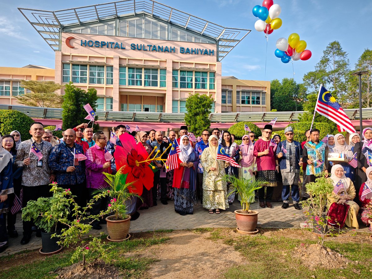 JapenSena's tweet photo. KEMPEN 1 RUMAH 1 JALUR GEMILANG (KLUSTER KESIHATAN) PPD POKOK SENA
6.8.2026, 8.30 pagi
Hospital Sultanah Bahiyah, Alor Setar

Penyerahan Kit Jalur Gemilang oleh Pn Nurazila Azizan, Pengarah Penerangan Negeri Kedah kepada Dr Fauziah Abdul Wahab, Pengarah Hospital Sultanah Bahiyah https://t.co/LXPnYR4EBp