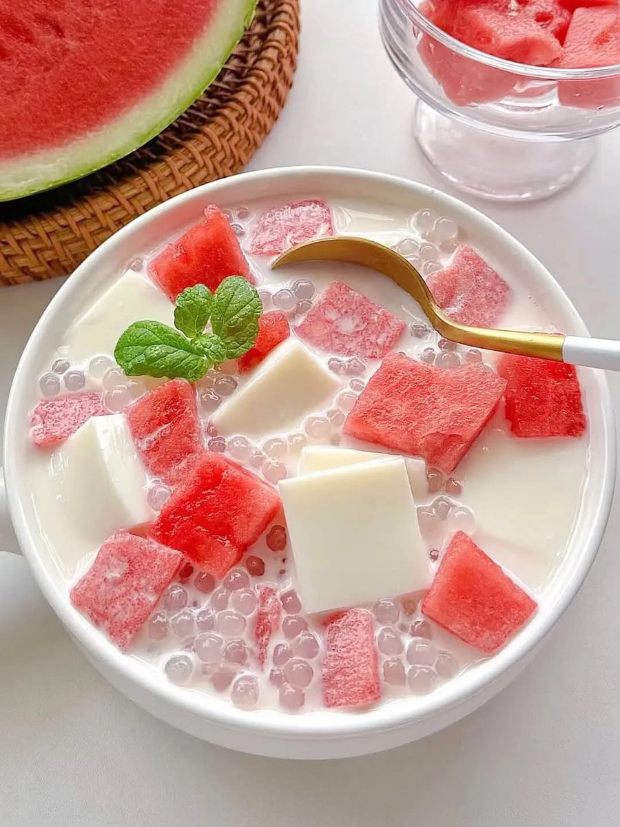 faradistyy's tweet photo. INI SIH YANG AKU CARI PAS MATAHARI LAGI GA ADA OBAT 😭☀️
baru beberapa teguk aja rasanya langsung nyess. segernya bener-bener ngena buat nemenin siang yang panas 🍉🫠✨￼ https://t.co/NAm80z94zf