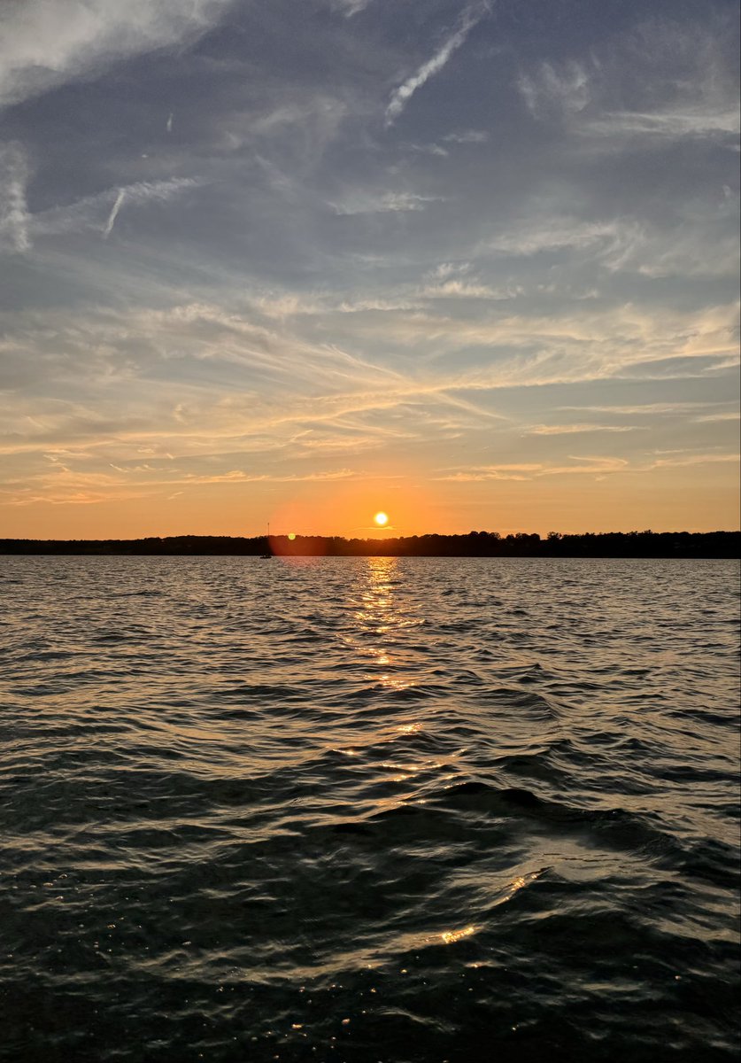 EmDitLesperance's tweet photo. Nice night for a sail. https://t.co/8OcYX79odA