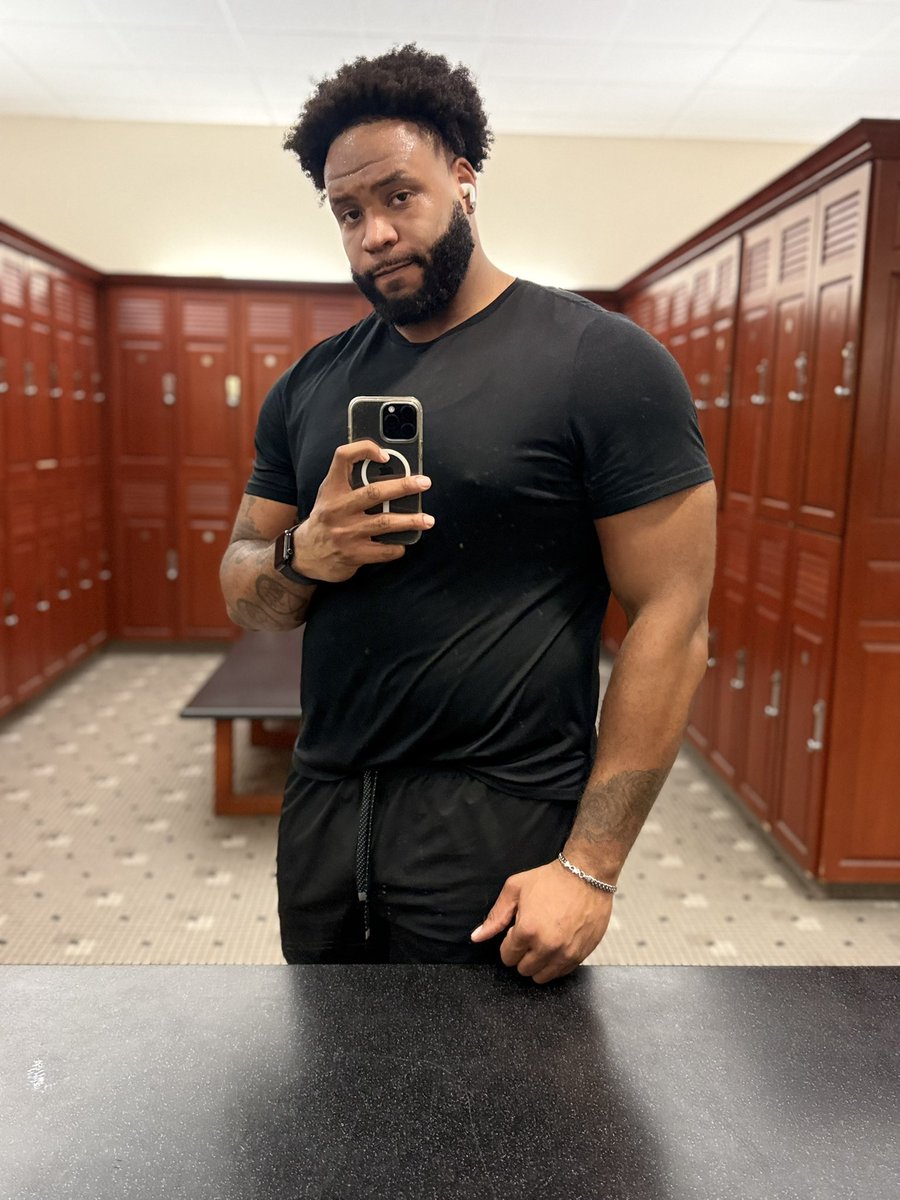 itongue_music's tweet photo. “Lookin' in the mirror like, damn I don't brag enough” 🎤 https://t.co/lmexEIl0Is