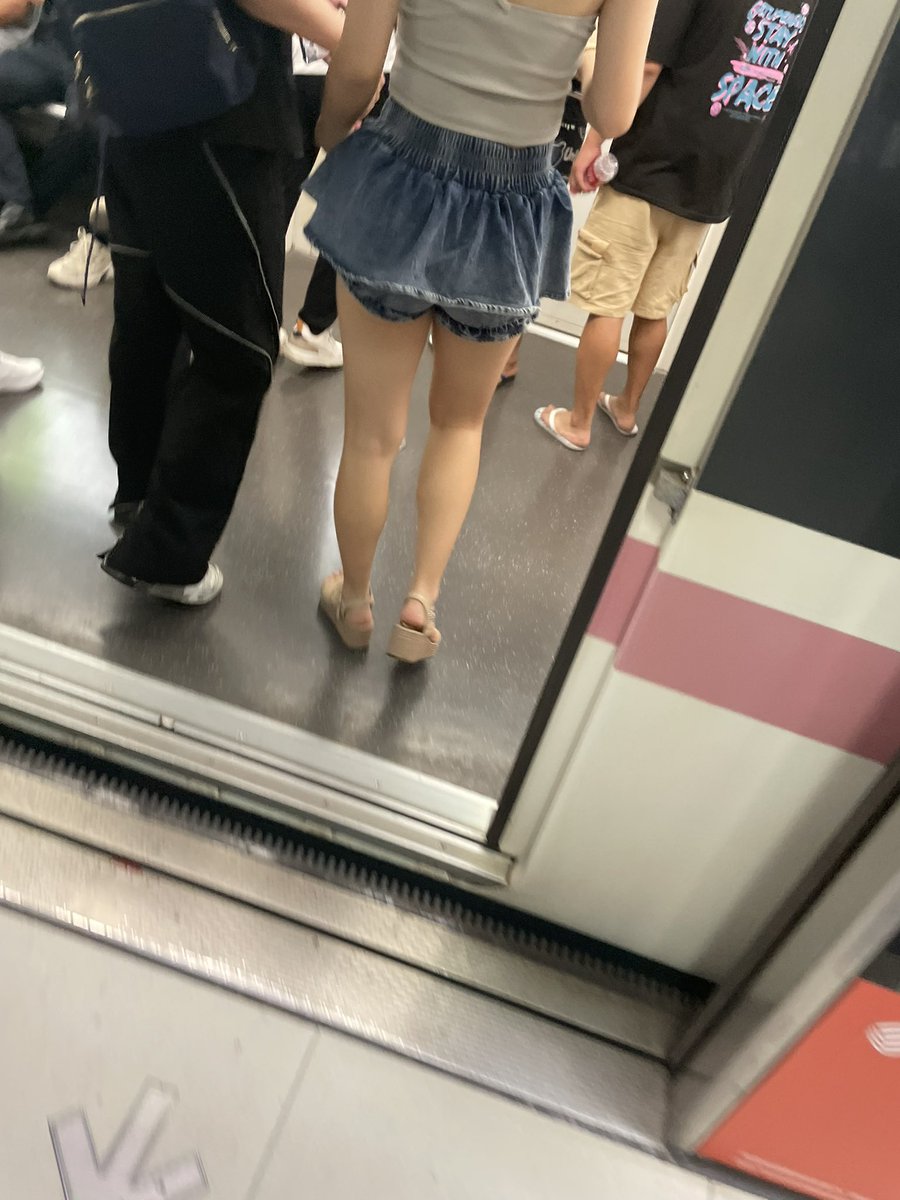street_snaps_'s tweet photo. 如果是这个身材，有内衬的短裙也是可以原谅的 #街拍 #大长腿 #性感 https://t.co/EB63MGOUl9