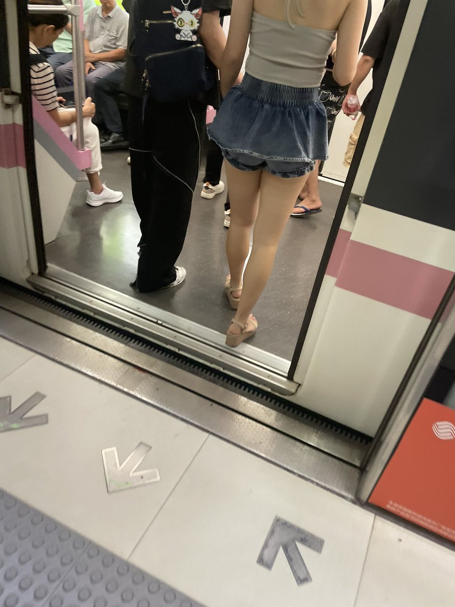 street_snaps_'s tweet photo. 如果是这个身材，有内衬的短裙也是可以原谅的 #街拍 #大长腿 #性感 https://t.co/EB63MGOUl9