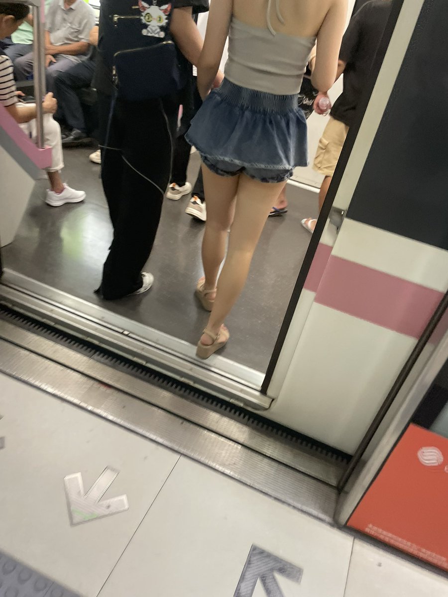 street_snaps_'s tweet photo. 如果是这个身材，有内衬的短裙也是可以原谅的 #街拍 #大长腿 #性感 https://t.co/EB63MGOUl9