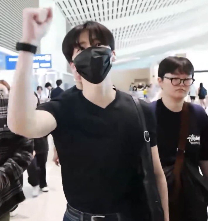 JustJJasmin's tweet photo. เสื้อดำ หล่อๆ https://t.co/GNp7sL1oVs
