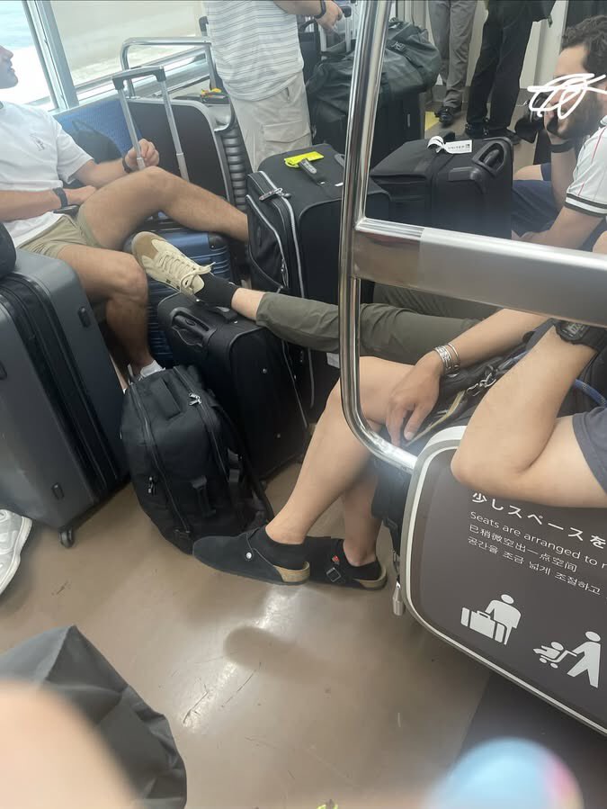 Izumi_Sunagawa's tweet photo. これだけ日本の電車内マナーについて、
散々言われて来てるのに、未だに何一つ変える気ないって、やっぱり外国人は日本を舐めてるんだろうな。

ドアが開いたら荷物外に蹴り出して良いんだよな？
投げ出した脚は全体重乗せて良いんだよな？ https://t.co/uhK1DshLyk