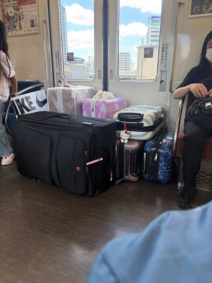Izumi_Sunagawa's tweet photo. これだけ日本の電車内マナーについて、
散々言われて来てるのに、未だに何一つ変える気ないって、やっぱり外国人は日本を舐めてるんだろうな。

ドアが開いたら荷物外に蹴り出して良いんだよな？
投げ出した脚は全体重乗せて良いんだよな？ https://t.co/uhK1DshLyk